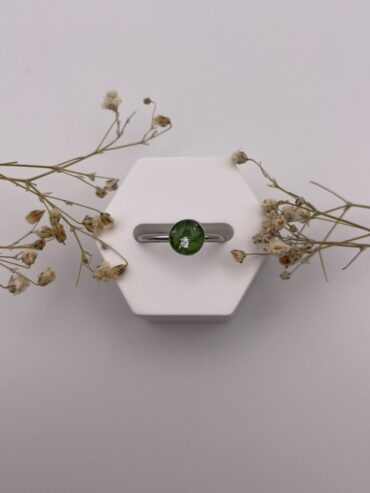 Anillo redondo con pétalos de flor verde