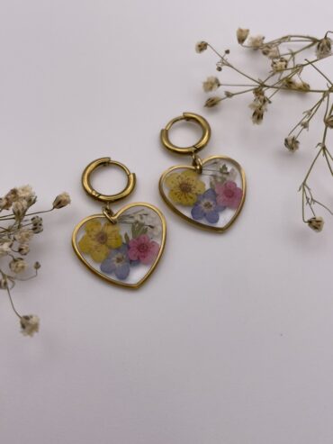 Pendientes corazón con flores amarilla, azul y rosa