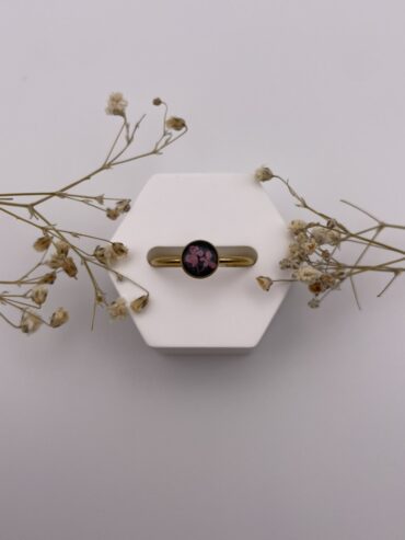 Anillo redondo negro con florecitas fucsias