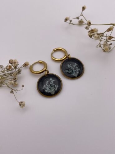 Pendientes redondos en color negro con florecitas turquesa