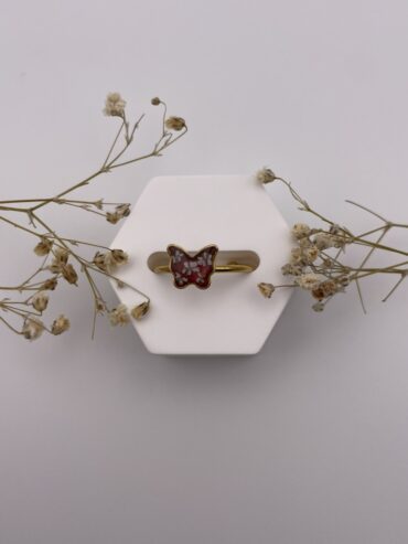 Anillo mariposa burdeos con florecitas blancas