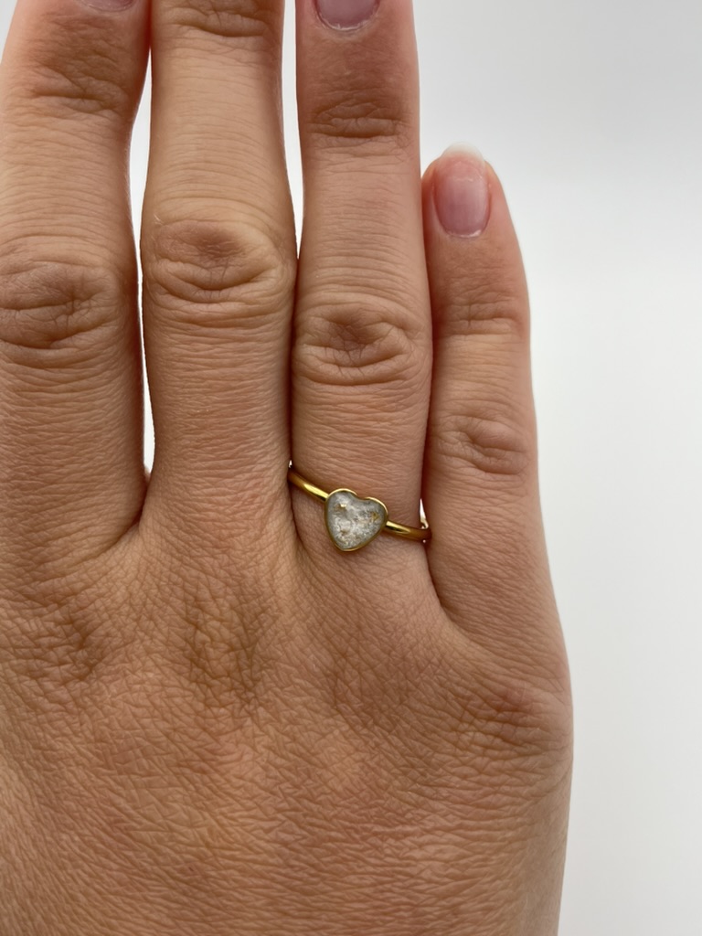 Anillo corazón blanco con pizquitos dorados - Imagen 2
