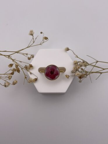 Anillo redondo blanco con flor burdeos