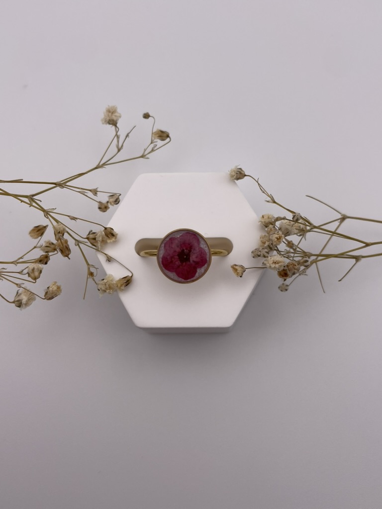Anillo redondo blanco con flor burdeos