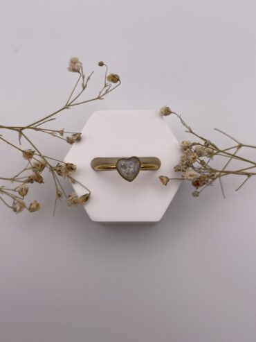 Anillo corazón blanco con pizquitos dorados