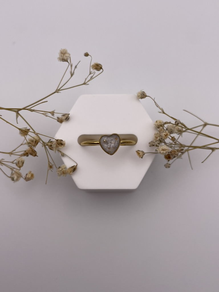 Anillo corazón blanco con pizquitos dorados