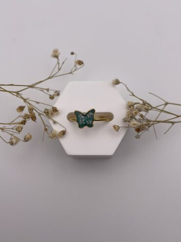 Anillo mariposa verde con florecitas blancas