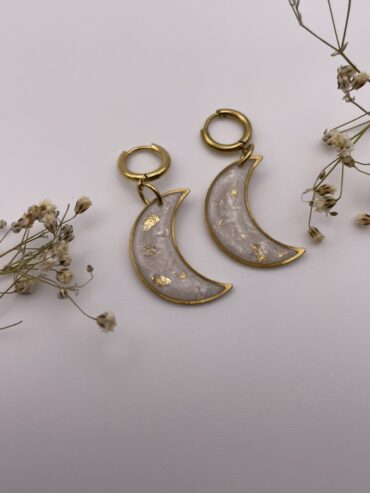 Pendientes luna en color blanco con pisquitos dorados