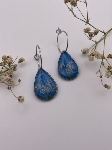 Pendientes gota en color azul con florecitas blancas