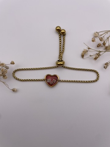 Pulsera corazón en color burdeos con florecitas blancas