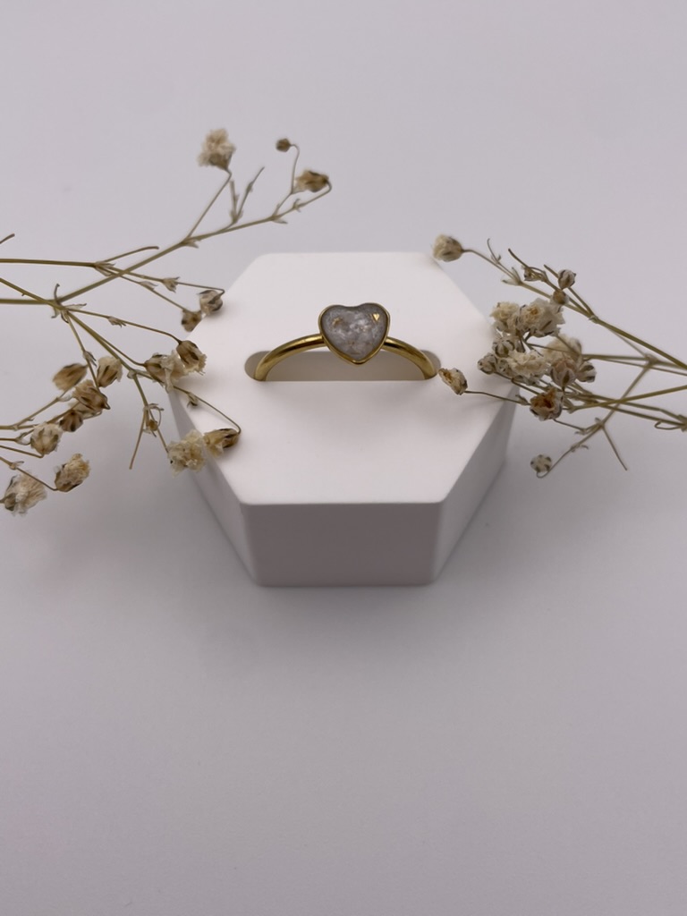 Anillo corazón blanco con pizquitos dorados - Imagen 3