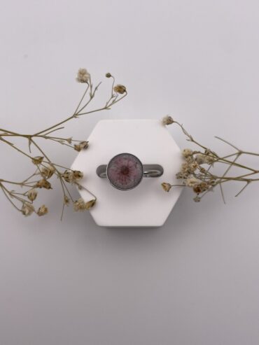 Anillo redondo blanco con flor lila claro