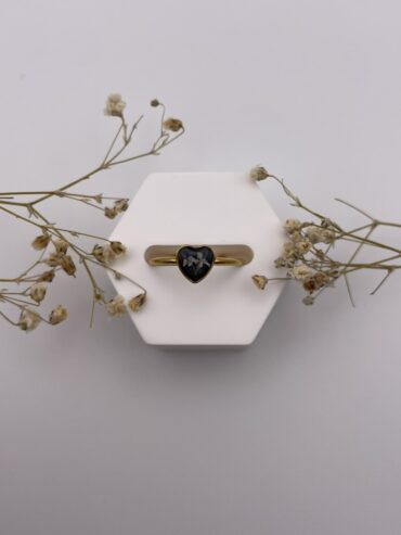 Anillo corazón negro con florecitas blancas