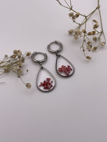 Pendientes gota con florecitas rojas