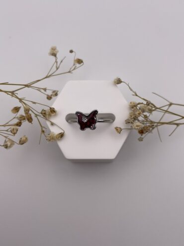 Anillo mariposa con pétalos de rosas