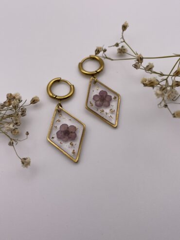 Pendientes rombo con flor lila oscuro