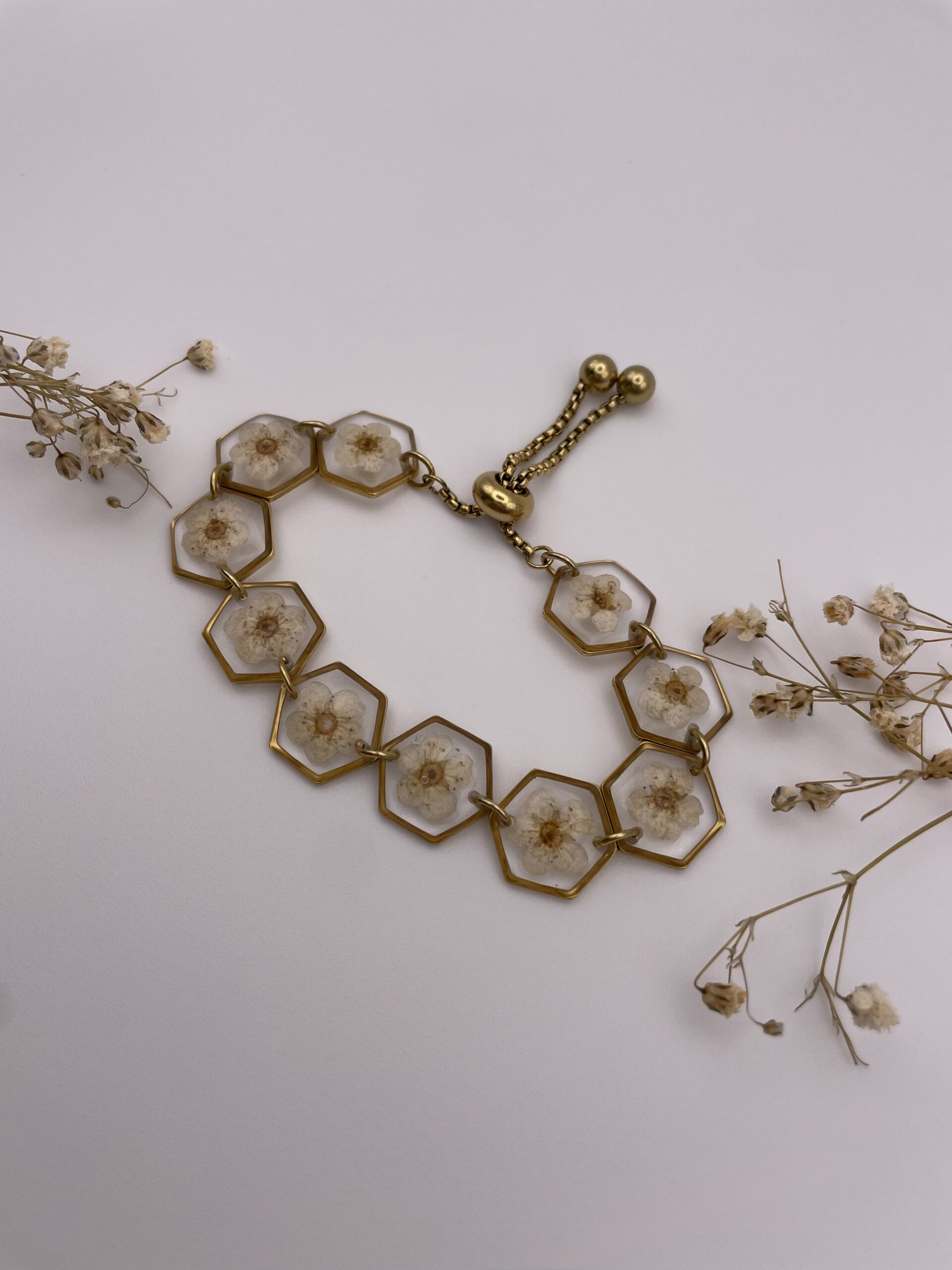 Pulsera 10 abalorios hexágono con flores blancas - Imagen 3