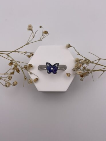 Anillo mariposa con pétalos de flor azul