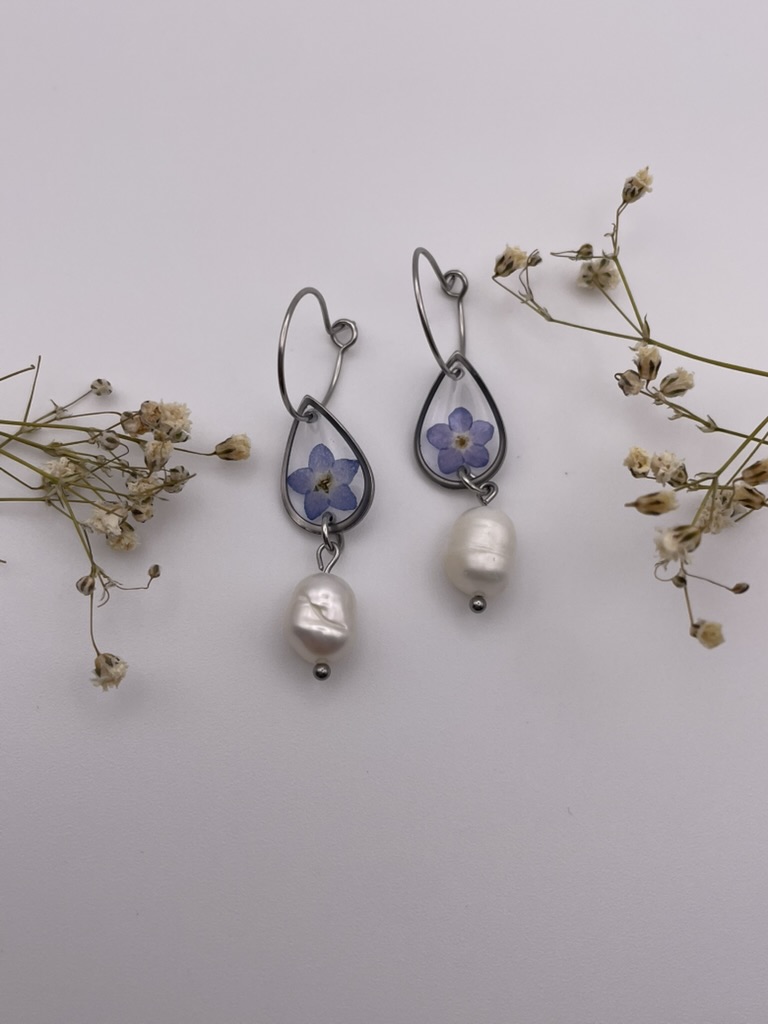 Pendientes gota con flor azul y perlas - Imagen 2