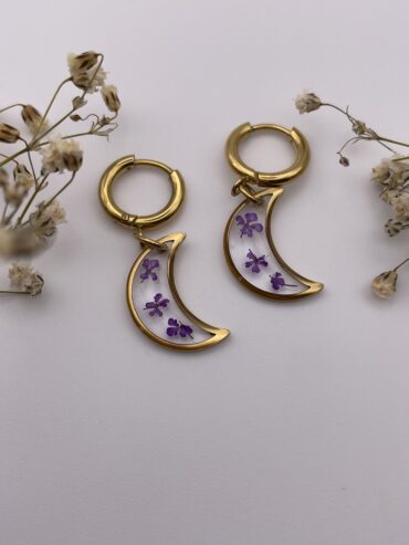 Pendientes luna con florecitas lila oscuro