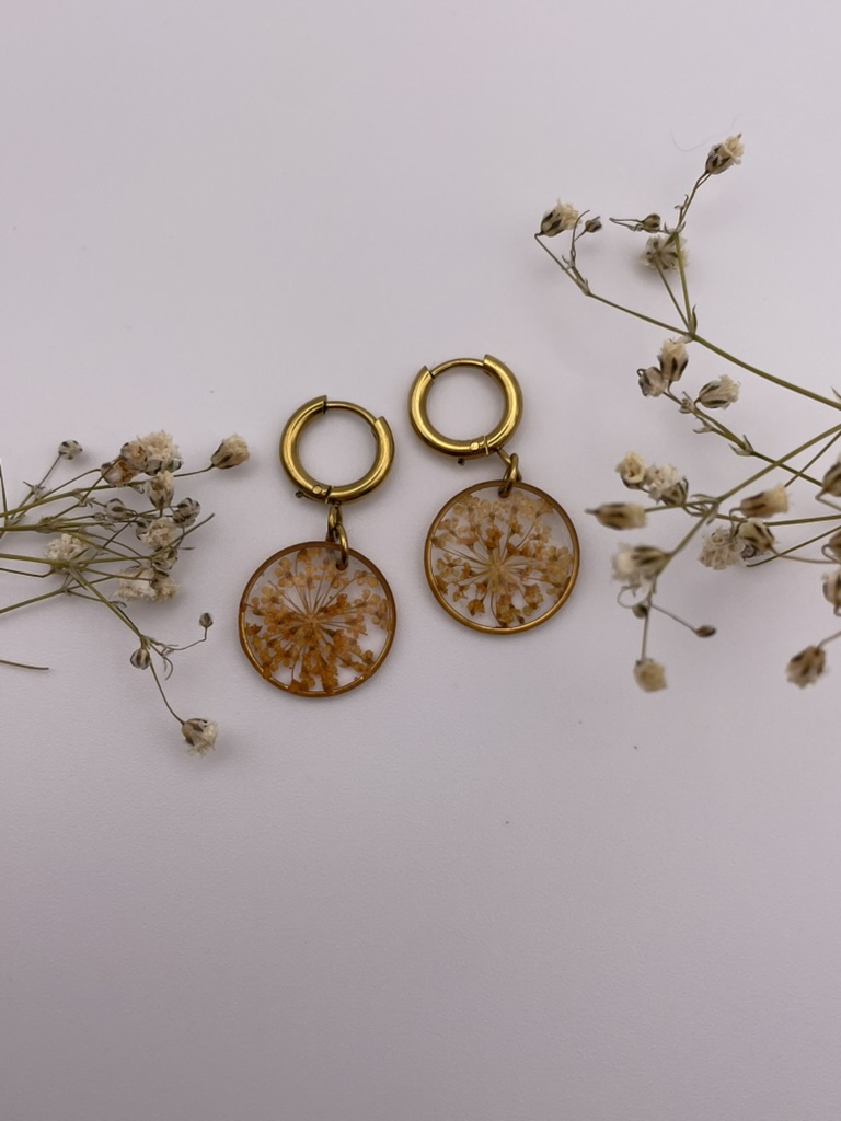 Pendientes redondos con florecitas naranjas - Imagen 2