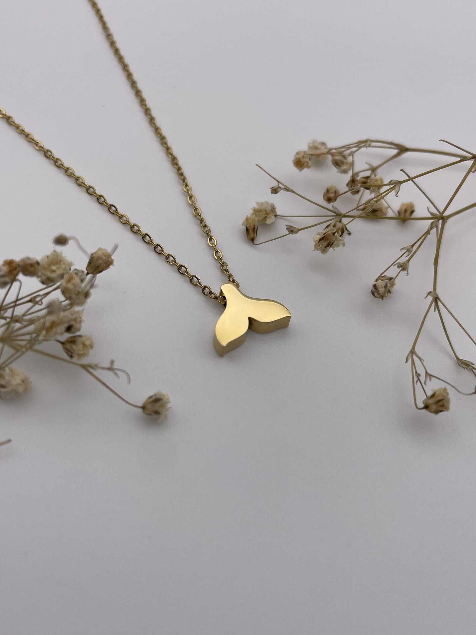 Collar cola ballena