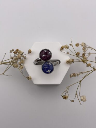 Anillo redondo doble con pétalos de flores lilas y azules