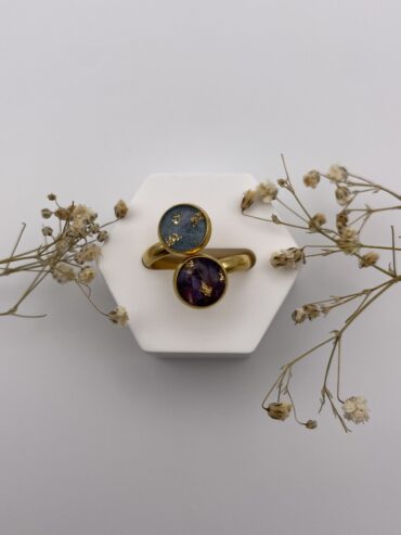 Anillo redondo doble con pétalos de flores lilas y azules
