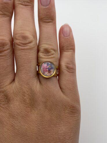 Anillo redondo blanco con flores rosa y azul y florecitas rosas