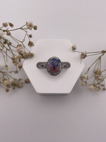 Anillo ovalado blanco con flores lila claro y azul