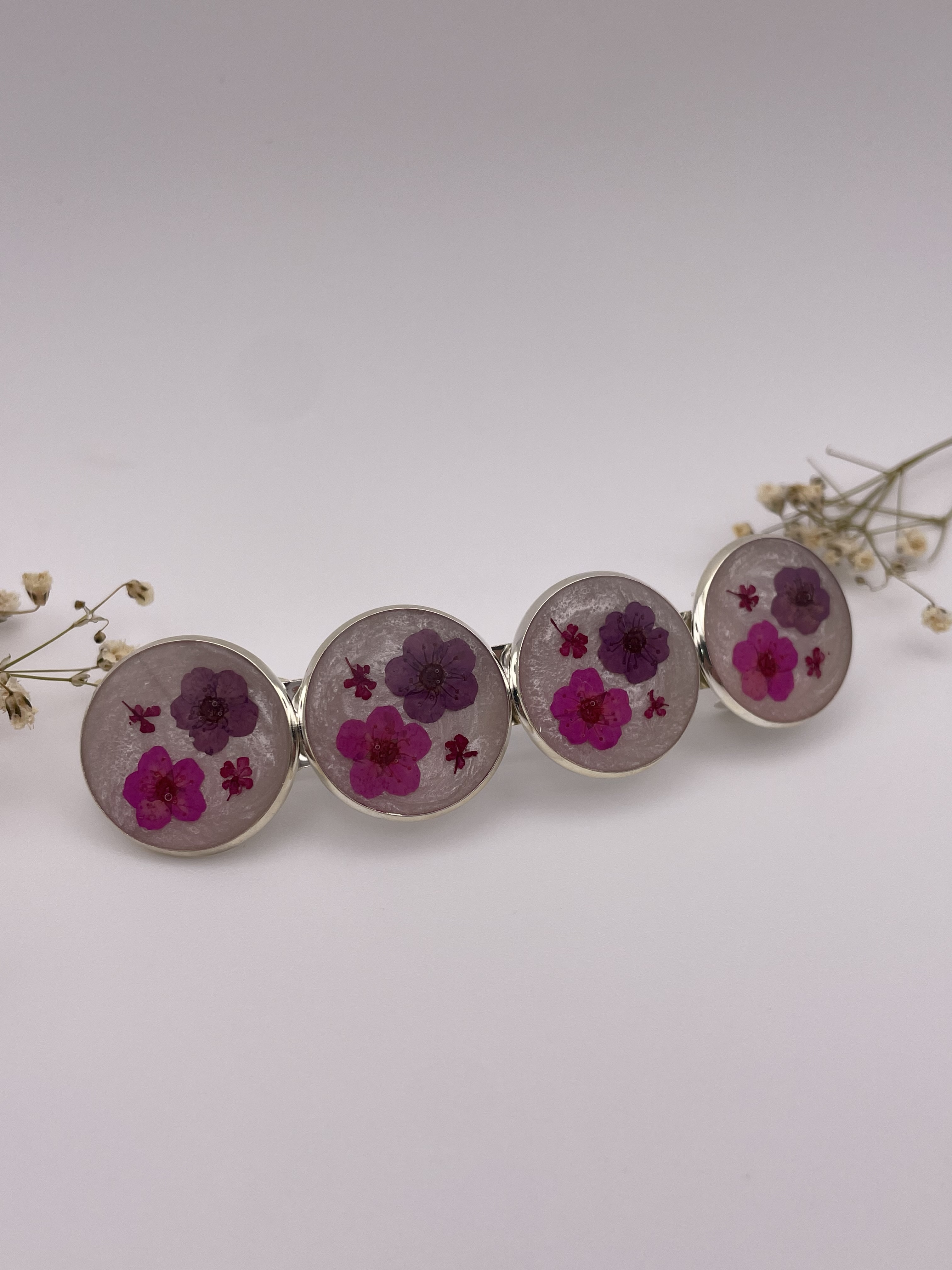 Traba para el pelo con flores lilas y fucsias