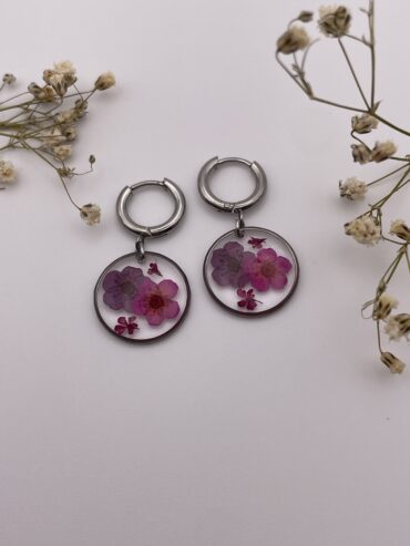 Pendientes redondos con flores lila oscuro y fucsia