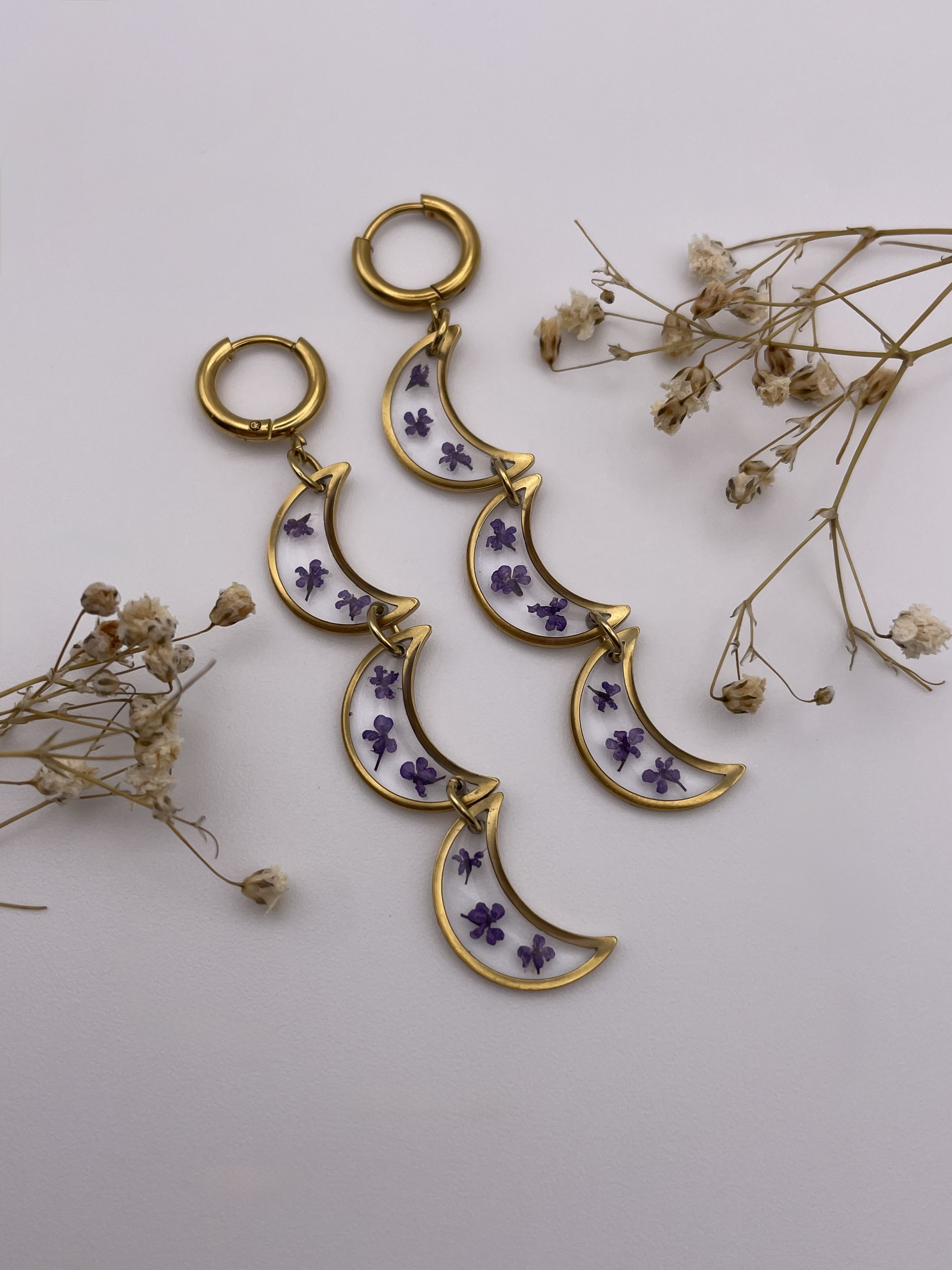 Pendientes 3 abalorios luna con florecitas lila oscuro
