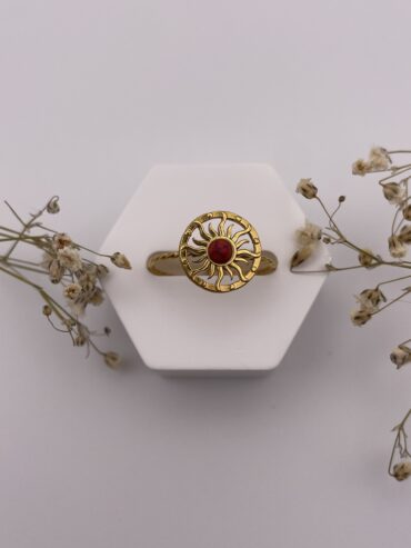 Anillo sol piedra roja