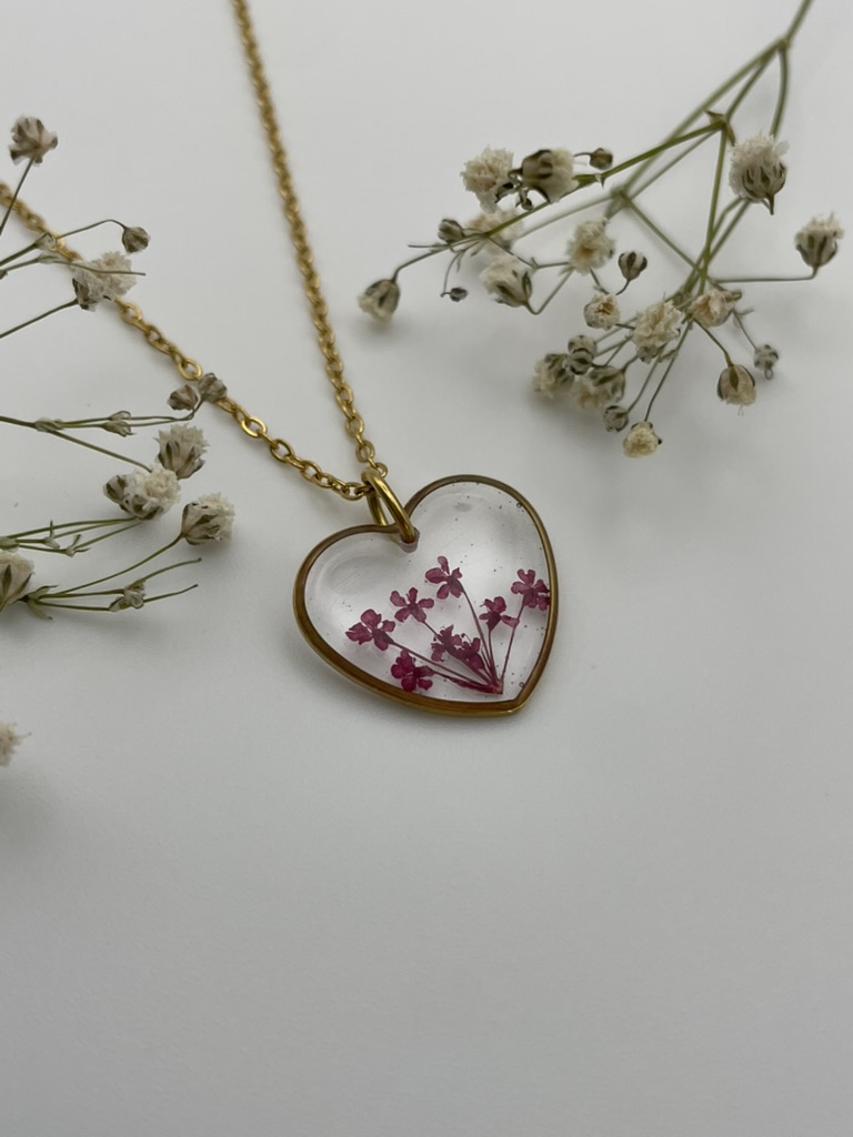 Collar corazón con florecitas fucsias