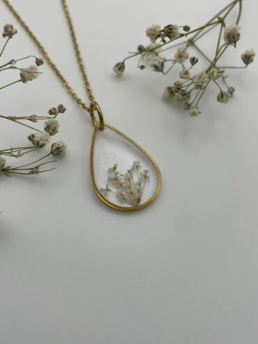 Collar gota con florecitas blancas