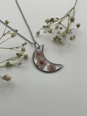Collar luna con flores lila claro