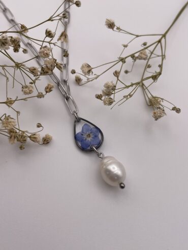 Collar gota con flor azul y perla