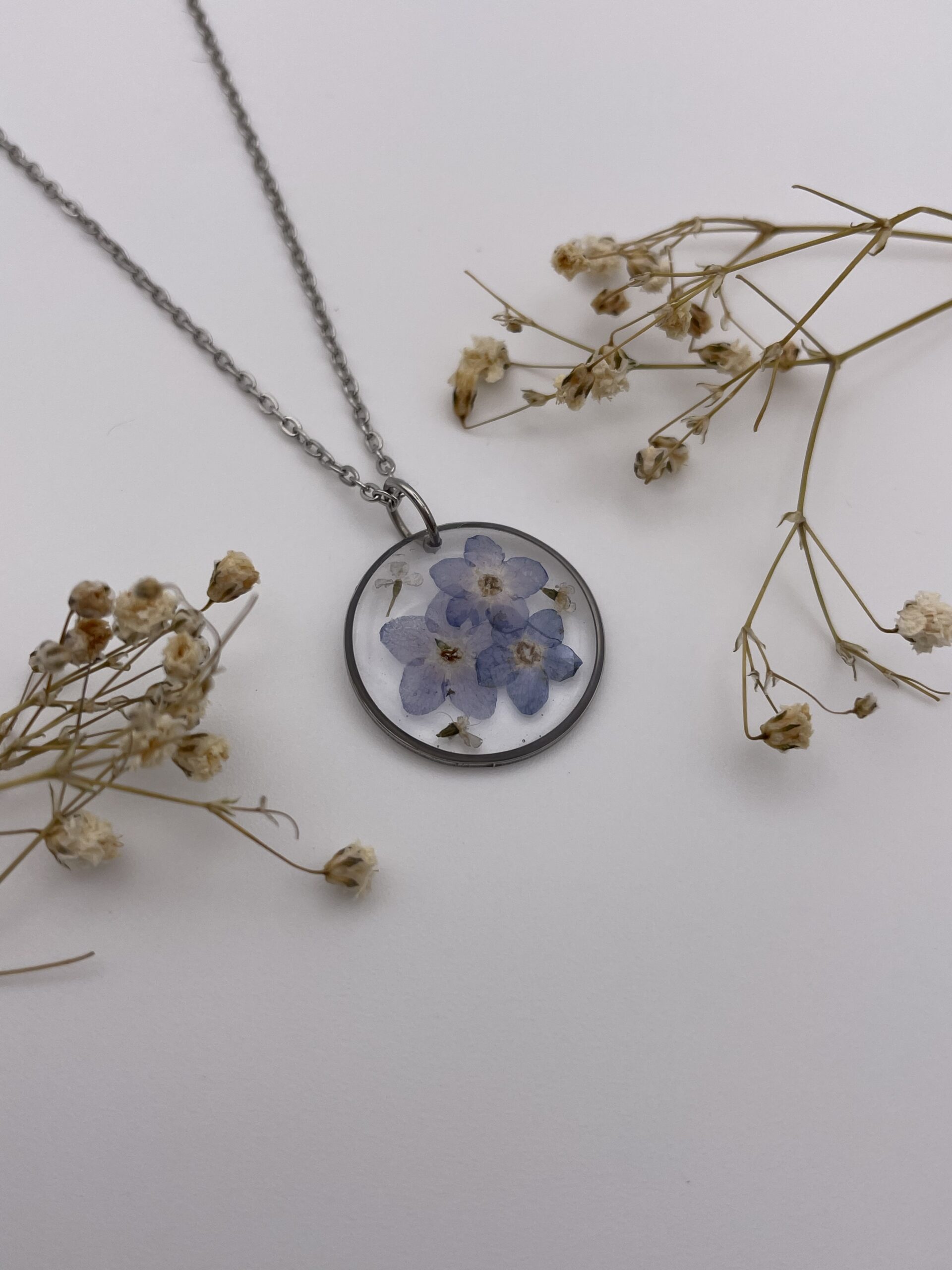 Collar redondo con flores azules