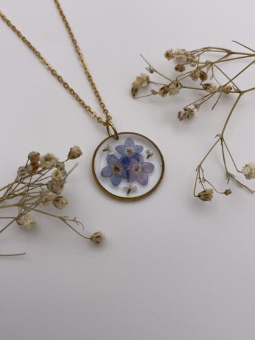 Collar redondo con flores azules