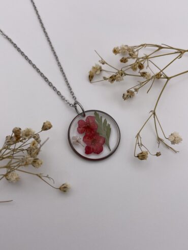Collar redondo con flores rojas y hoja verde