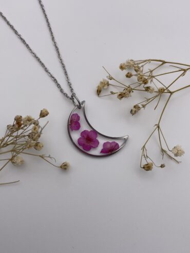 Collar luna con flores fucsias