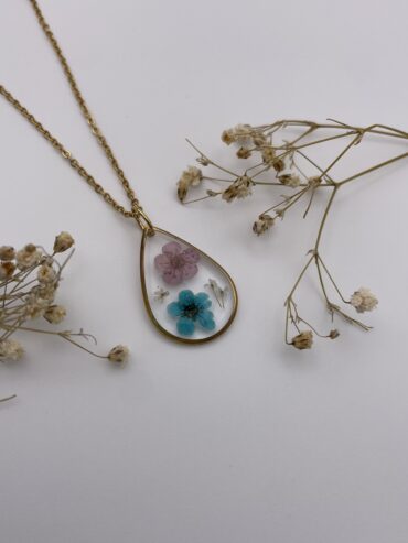 Collar gota con flores azul y lila claro
