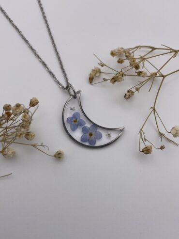 Collar luna con flores azules