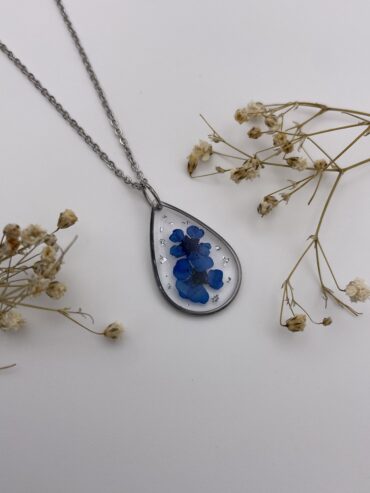 Collar gota con flores azul oscuro y pisquitos plateados