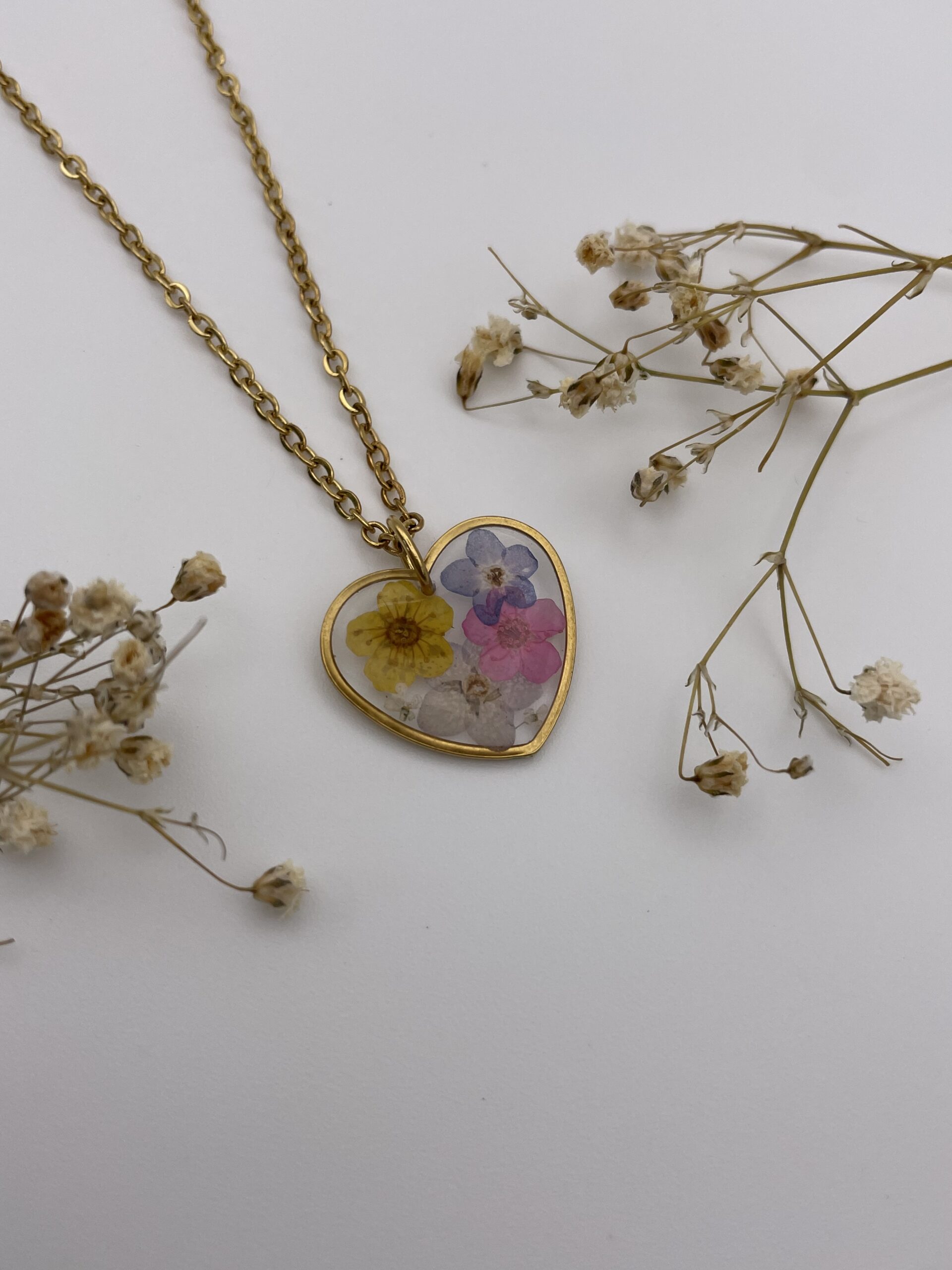 Collar corazón con flores azules, amarilla y rosa