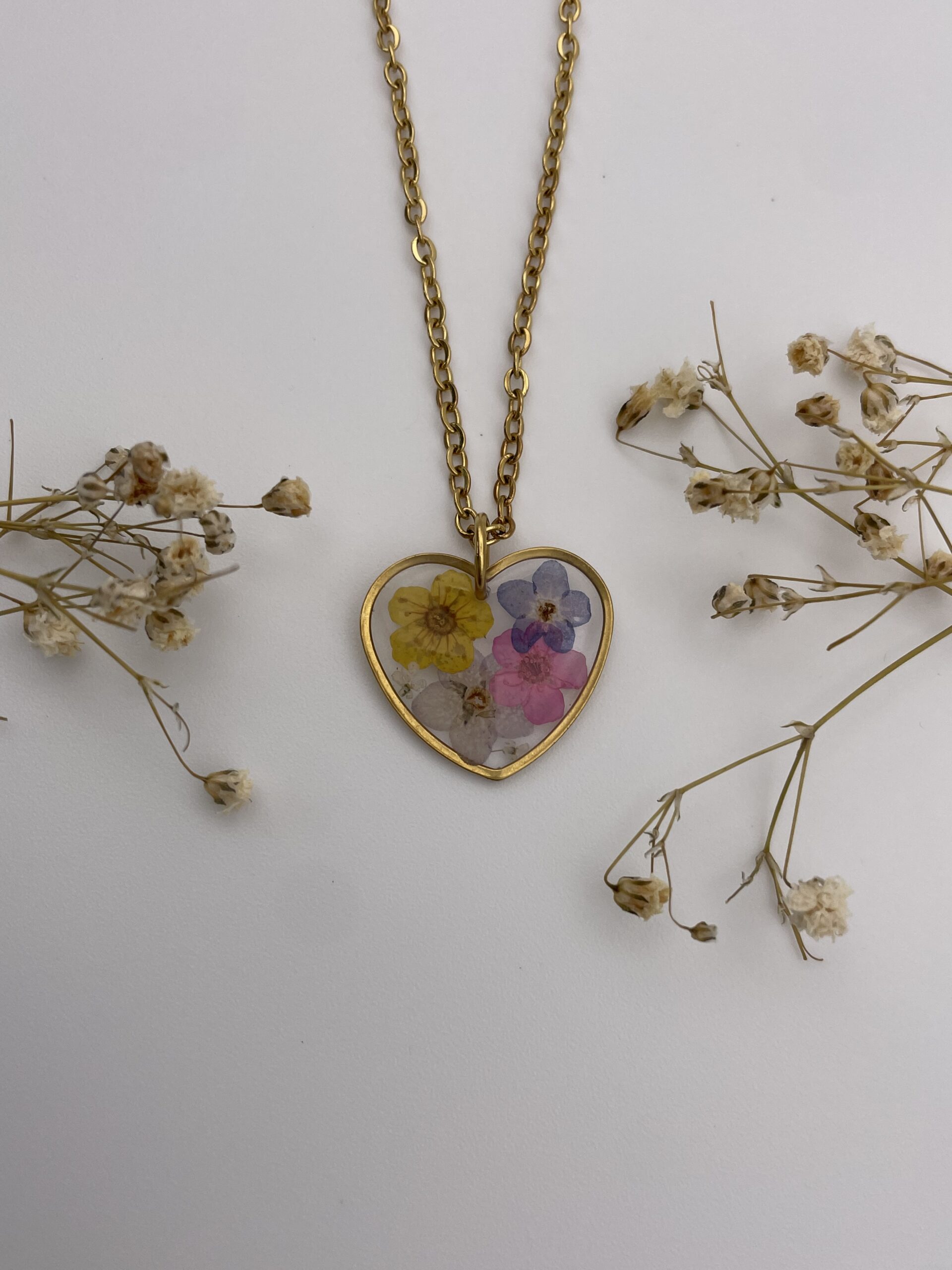 Collar corazón con flores azules, amarilla y rosa - Imagen 2