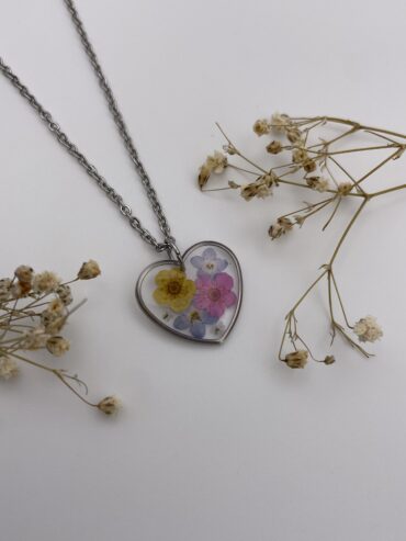 Collar corazón con flores azules, amarilla y rosa
