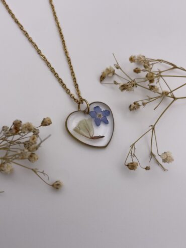 Collar corazón con flores azul y simpre viva amarilla