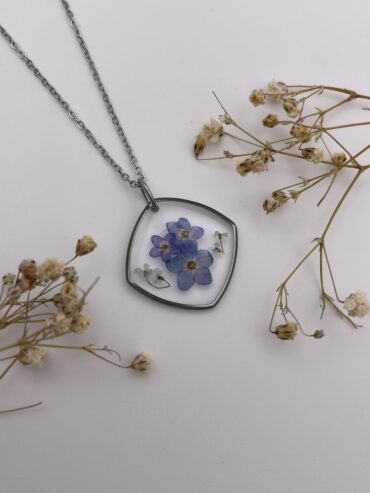 Collar rombo cuadrado con flores azules